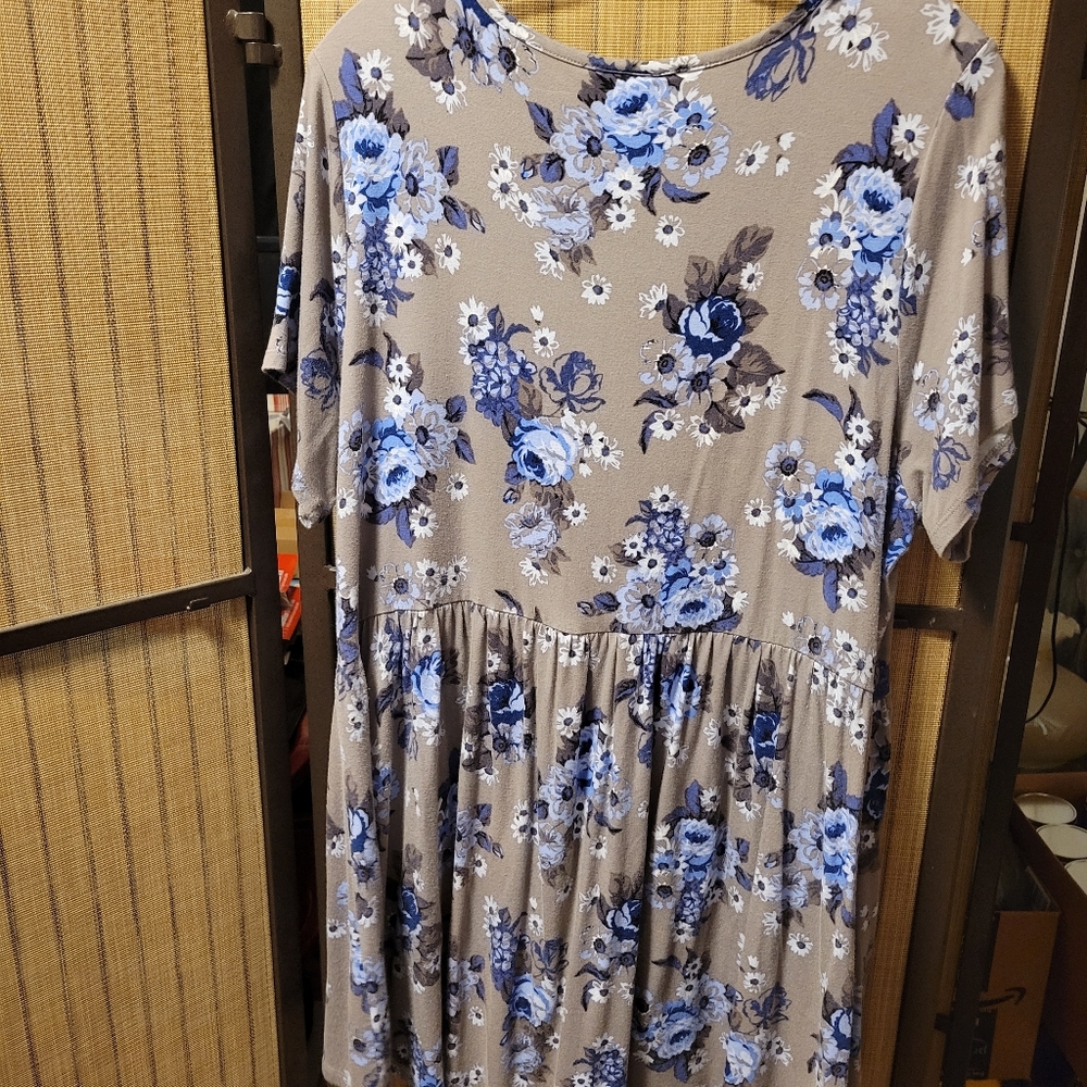 Torrid Size 2 Top 🦋 - Picture 2 of 4